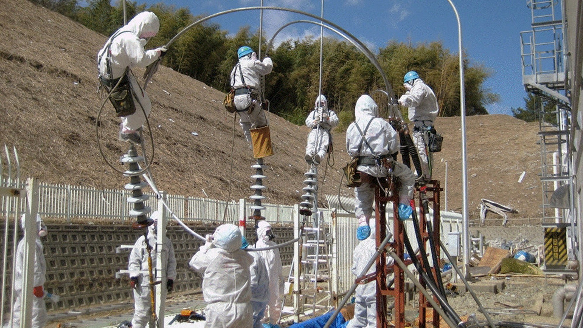 Technici v jadrovej elektrárni Fukušima